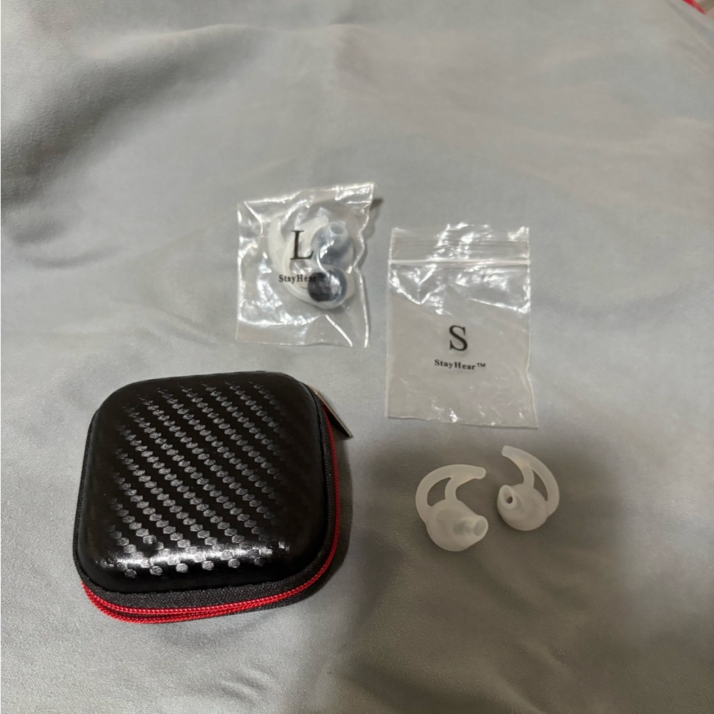 AirPods semihard case w/ small and large ear grips